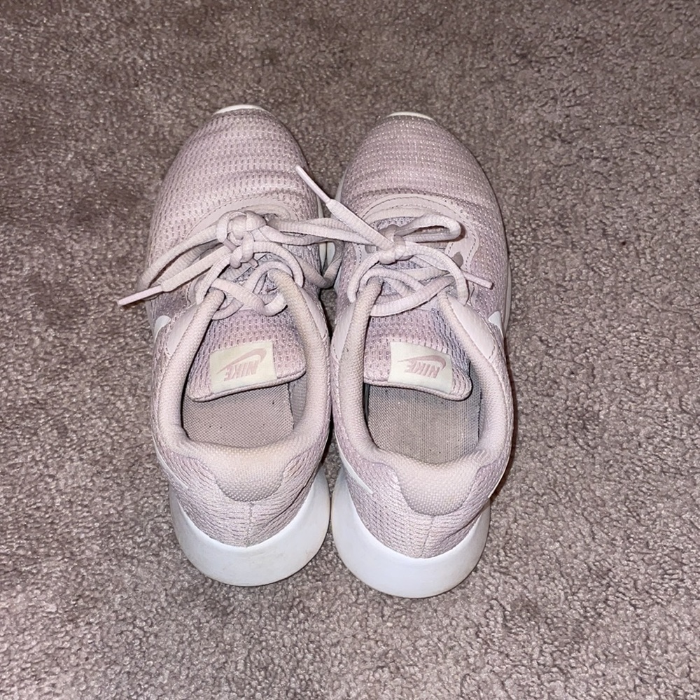 Women's Nike Size 5.5 Shoes - Picture 2 of 2